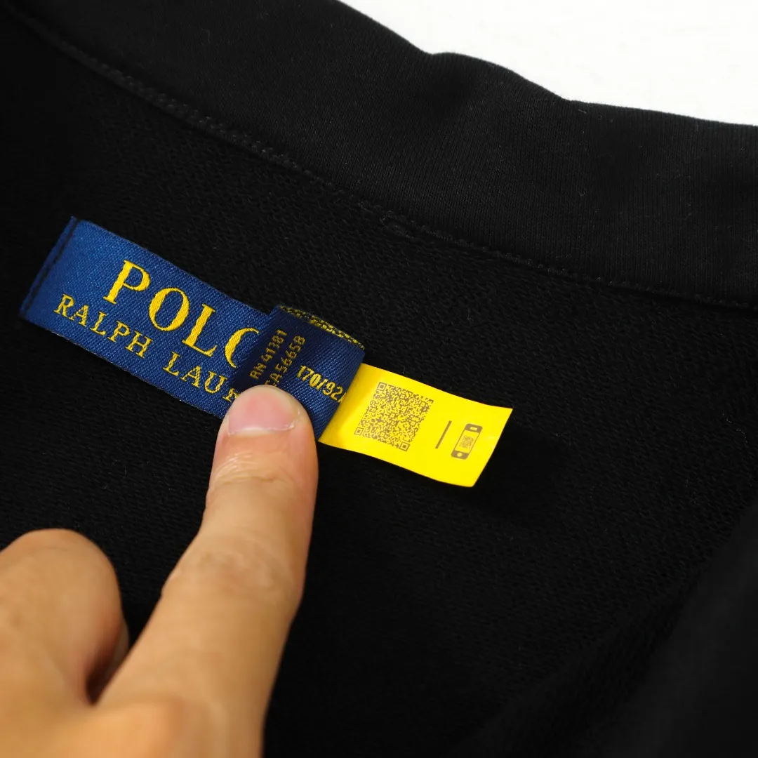 P260 #R99 Ralph Lauren pony logo eight-color half-zip lapel sweatshirt. Wear three times in one suit, easy to switch styles: Fully stand-up collar mode: crisp lapel three-dimensional windproof, taking into account warmth and cool lines, full of coolness ▫️Half-open lazy mode: slightly exposed collarbone, relaxed and comfortable | Pair with a shirt or high collar to show the intellectual atmosphere ▫️Full-open V-neck mode: Visually extends the neck-shoulder ratio | Stacking is more layered, hiding the flesh and making it look slimmer, making it easy to wear with a sense of luxury. Genderless design, shared wardrobe concept: White is gentle and elegant | Black is cool and slimming | Both colors can be used to create a couple CP look. 8 colors are available in the full line | From classic to soft | Meet all daily and occasion dressing needs Quality is reflected in the details: Micro-label logo embroidery | Loose but not procrastinating tailoring | High-grade fabrics ensure a comfortable fit. Easily manage various scenarios such as workplace commuting, weekend leisure, and date travel, effortless chic is the definition of effortless chic.  Color: Black White Navy Mint Green Khaki Pink Yellow Army Green Size: S M L